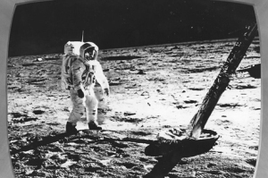 Các nhà du hành vũ trụ đặt chân lên mặt trăng